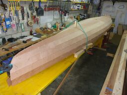 Planken auf der Helling anordnen und zusammenbinden mit Kupferdraht