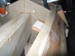 Kleine Streifenabschnitte verhindern die Beschädigung der sehr dünnen Kanten des Streifenbetts, wenn das Paketband festgezogen wird. 